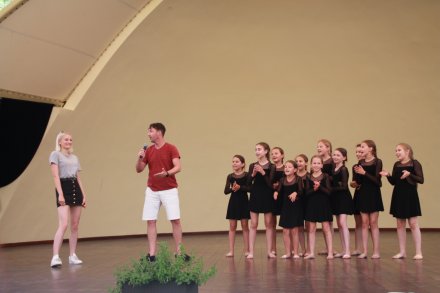 Uczestnicy pokazów tanecznych